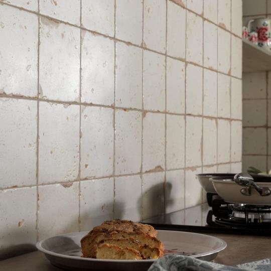 feher rusztikus mediterran konyha csempe kismeretu antikolt burkolat furoszoba paraszthaz csempek jarolap falburkolat country vintage regies.jpg